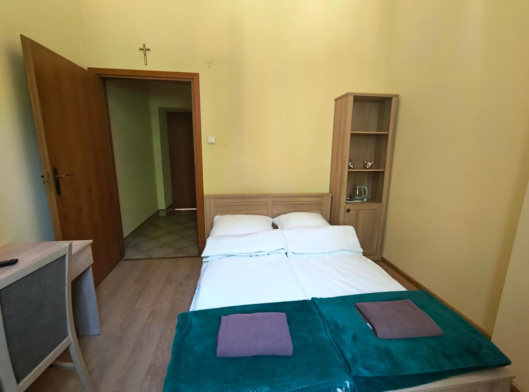Отель Dobry Zakatek Dom Rekolekcyjny Констанцин-Езёрна Экстерьер фото